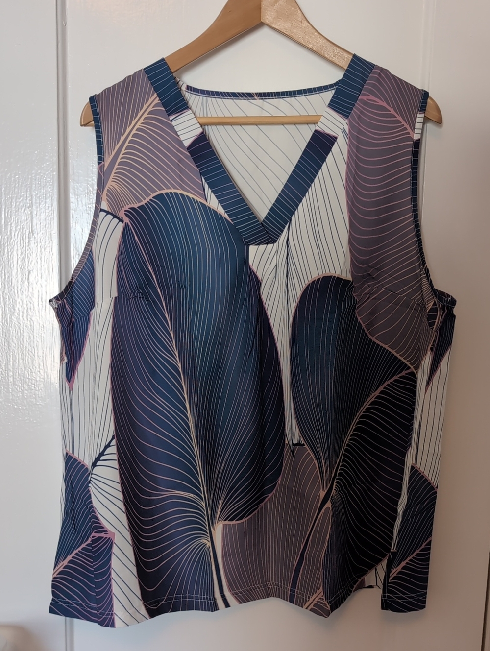 Sleeveless V-Neck Leaf-Print Shell Top - Navy & Pink